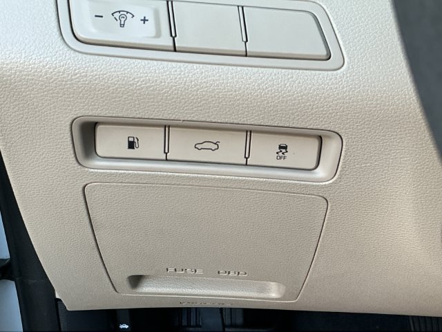 Used 2016 White Hyundai SE image 19