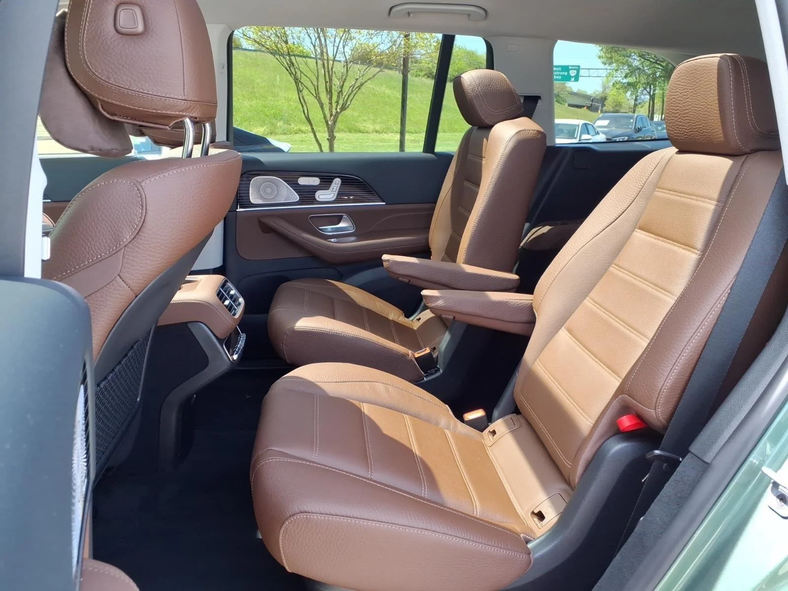 New 2026 MANUFAKTUR Ireland Mid Green Metallic Mercedes-Benz GLS 450 image 15