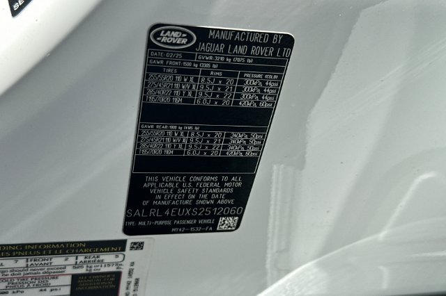 Certified Used 2025 White Land Rover Dynamic SE image 27