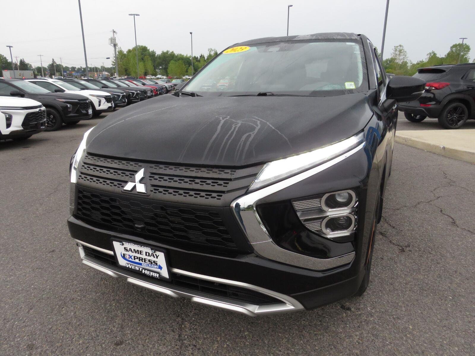 Used 2023 Labrador Black Pearl Mitsubishi SE image 13
