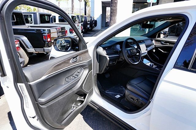 New 2026 Bright White Clear-Coat Exterior Paint Jeep Limited image 43