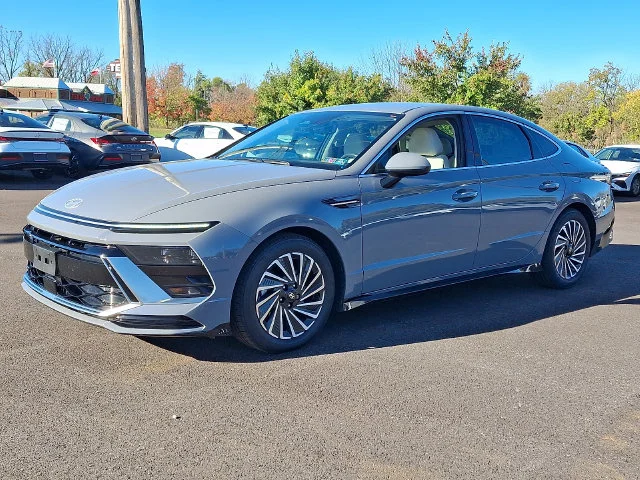 Used 2024 Blue Hyundai SEL image 3