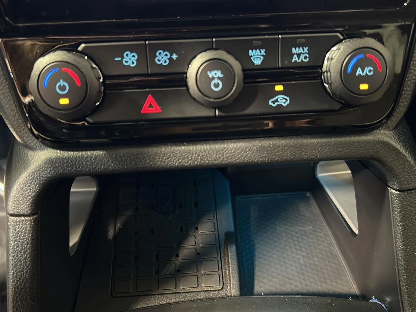 Used 2024 Cactus Gray Ford LARIAT image 7