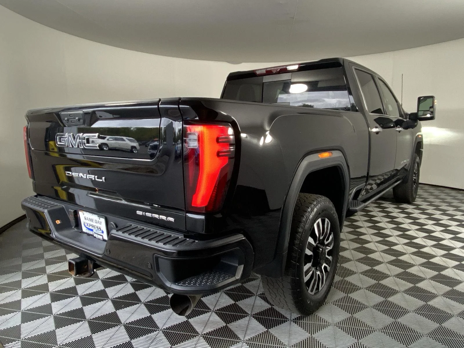 Used 2025 Onyx Black GMC Denali Ultimate image 5