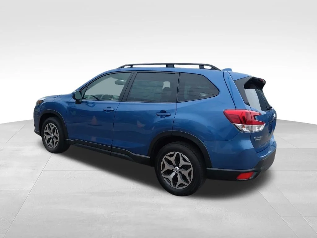 Used 2023 Horizon Blue Pearl Subaru Premium image 16