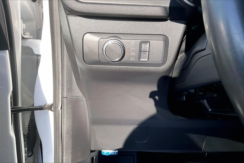 Certified Used 2022 Oxford White Ford SE image 36