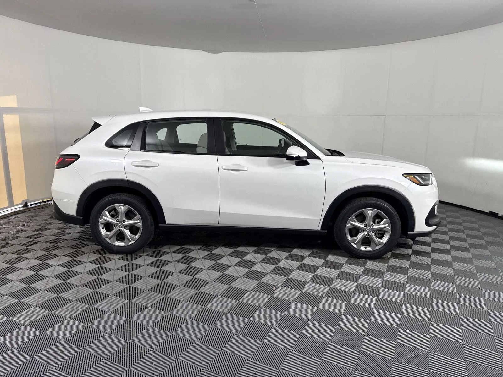 Used 2025 Platinum White Pearl Honda LX image 9