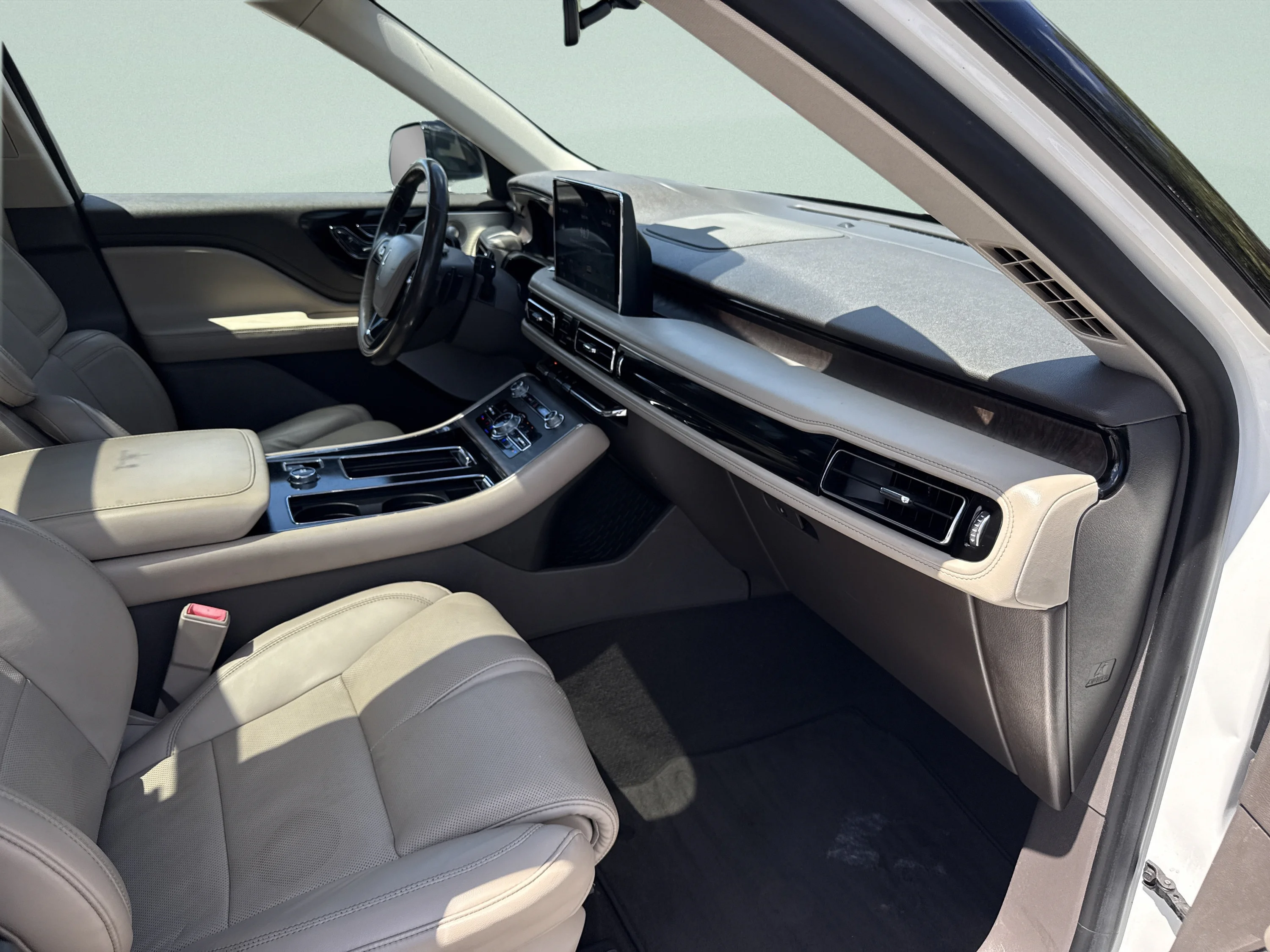 Used 2020 Pristine White Metallic Tri-Coat Lincoln Reserve image 19
