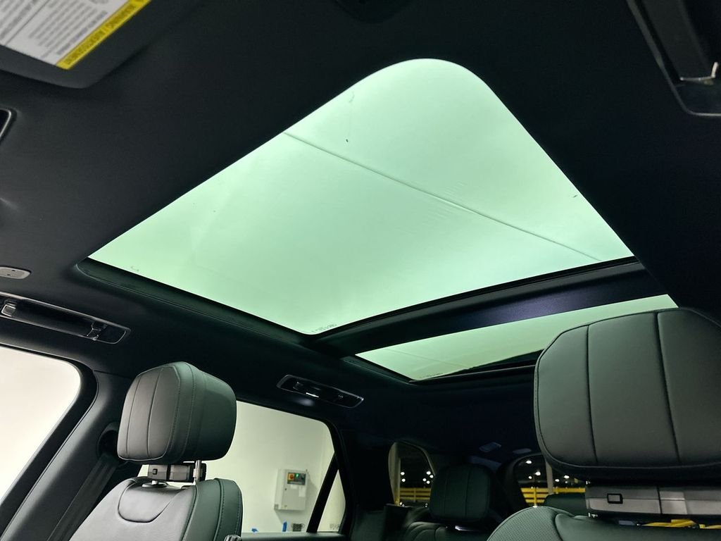 Used 2025 Santorini Black Metallic Land Rover SE image 9
