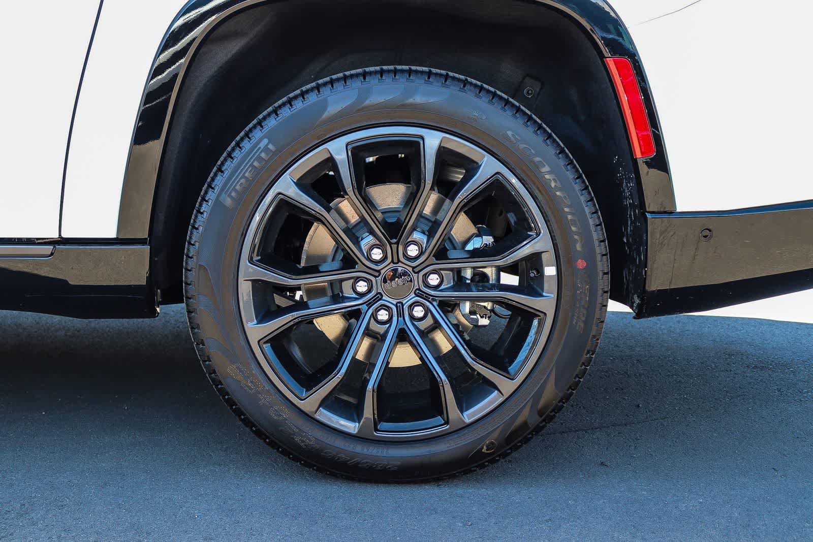 New 2026 Bright White Clear-Coat Exterior Paint Jeep Summit Reserve image 11
