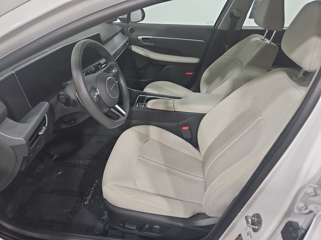 Used 2025 White Hyundai SEL image 11