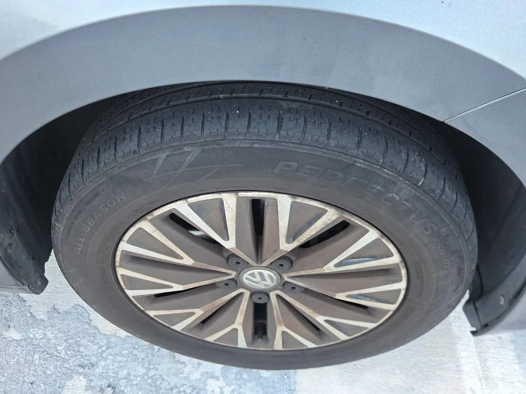 Used 2019  Volkswagen SEL image 8