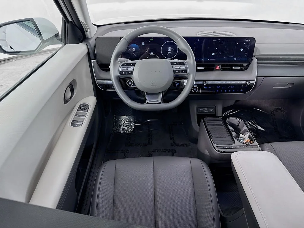 Used 2025 White Hyundai SEL image 22