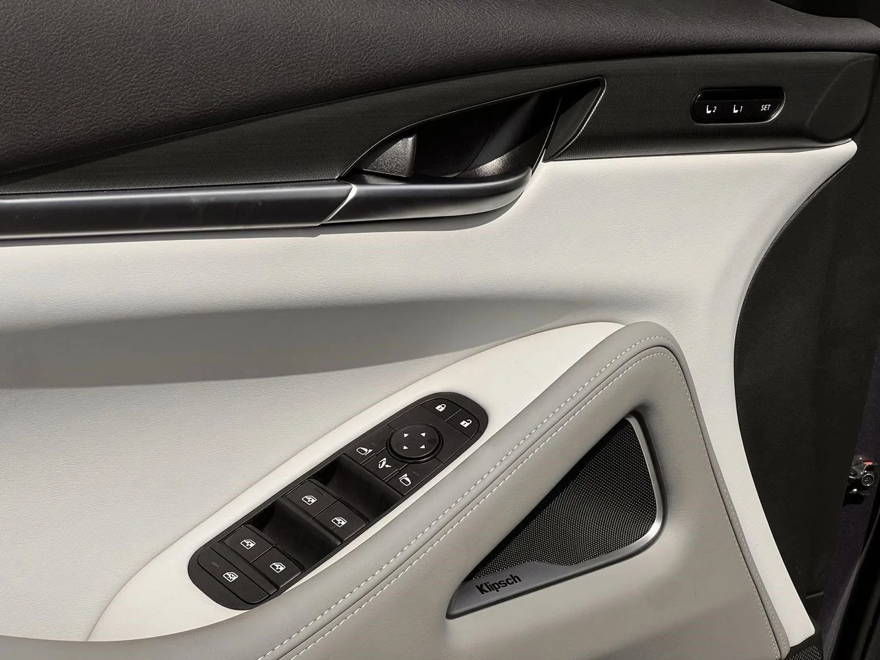 New 2027 RADIANT WHITE INFINITI Luxe FWD image 19