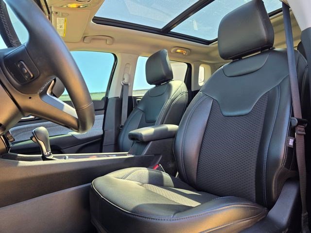 Certified Used 2022 Diamond Black Crystal Pearlcoat Jeep Latitude image 23