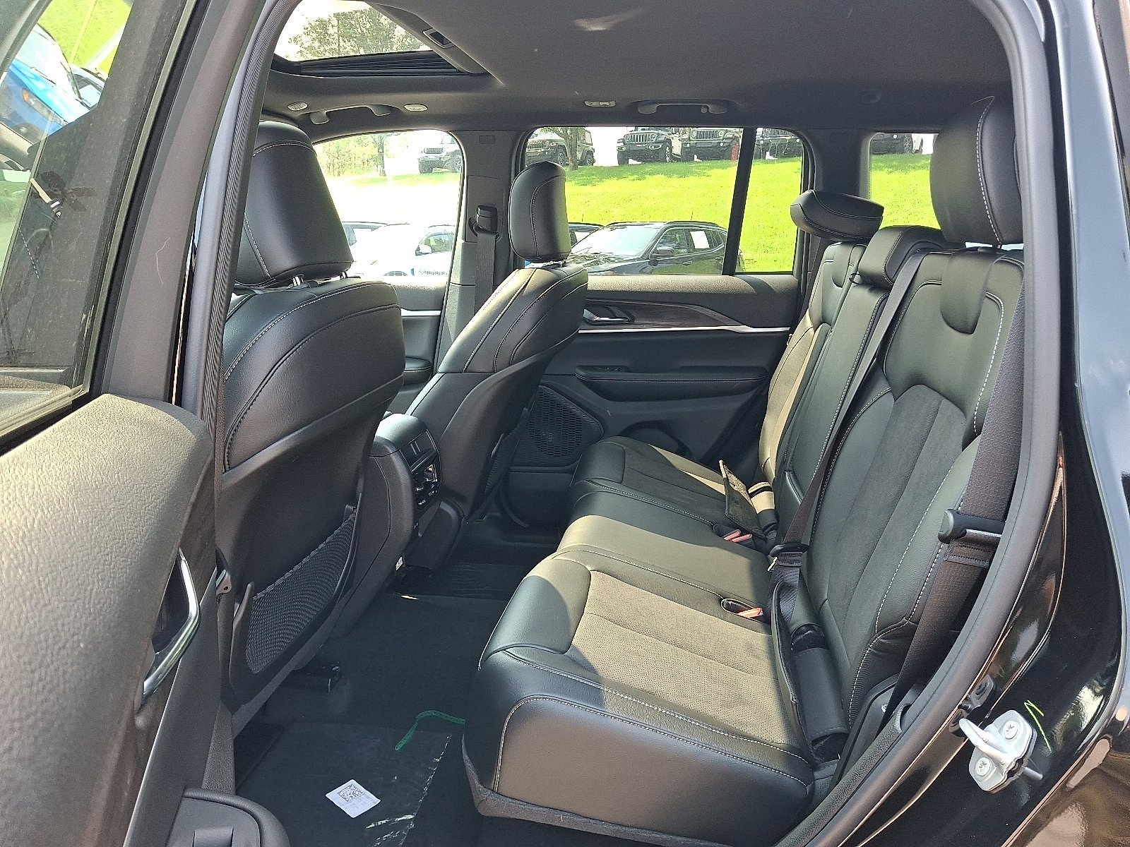 New 2027 High-Gloss Black Paint Jeep Laredo Altitude 4x4 image 6