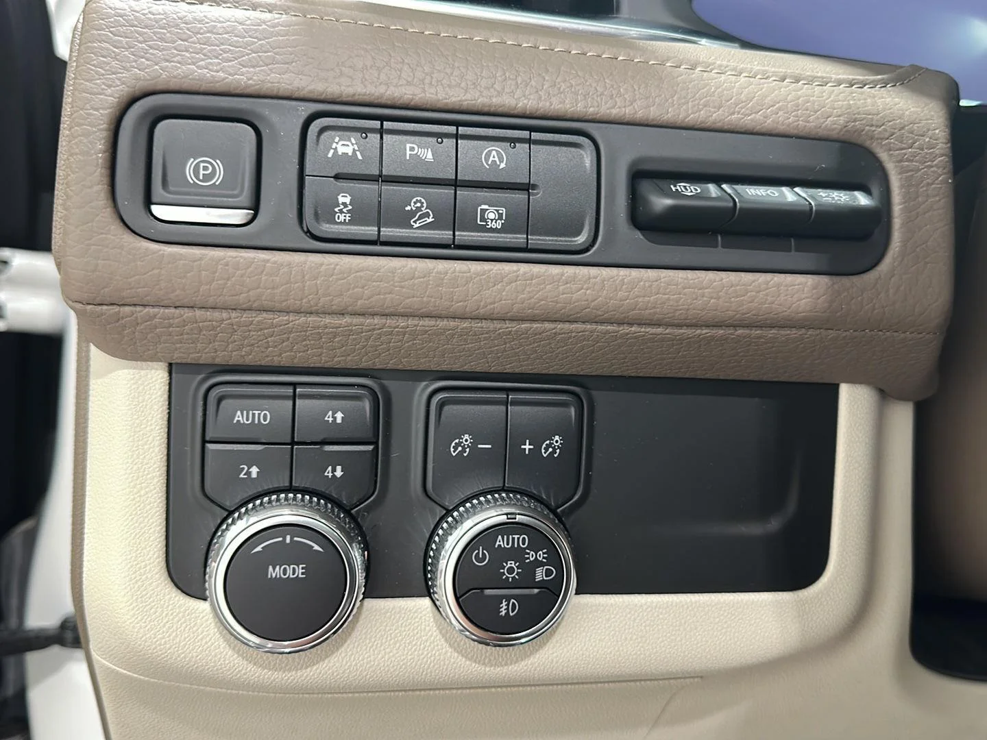 Used 2023 WHITE FROST TRICOAT GMC Denali image 17