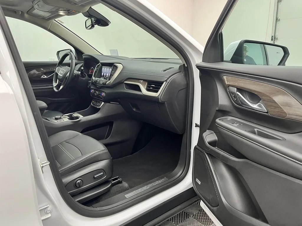 Used 2024 White GMC Denali image 33