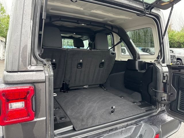 Used 2025 Granite Crystal Metallic Clearcoat Jeep Sahara image 15