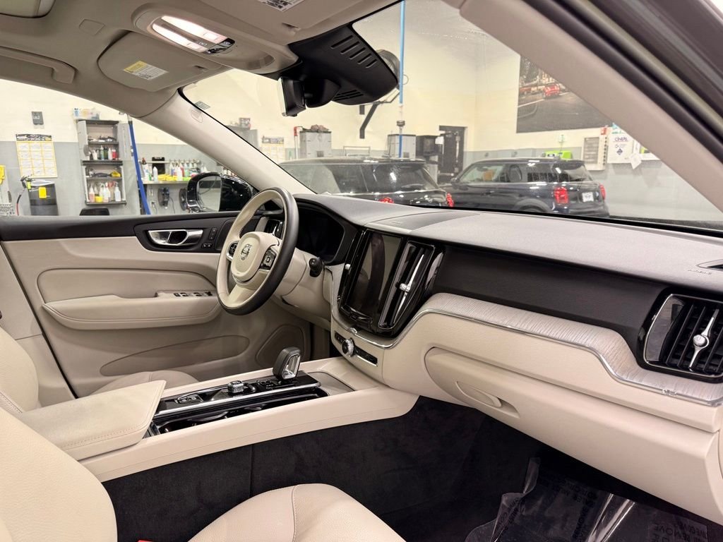 Used 2023 Gray Volvo  image 28