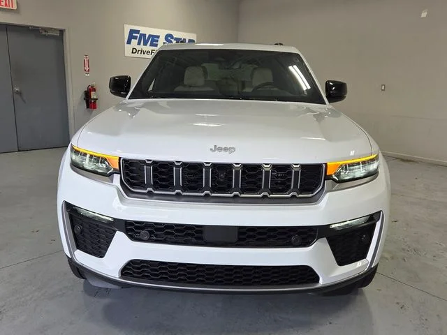 New 2026 Bright White Clear-Coat Exterior Paint Jeep Limited image 2