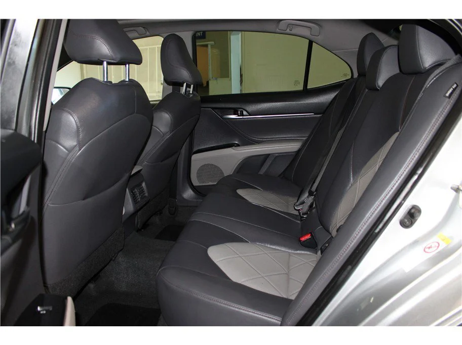 Used 2018 Silver Toyota XLE Sedan 4D image 19