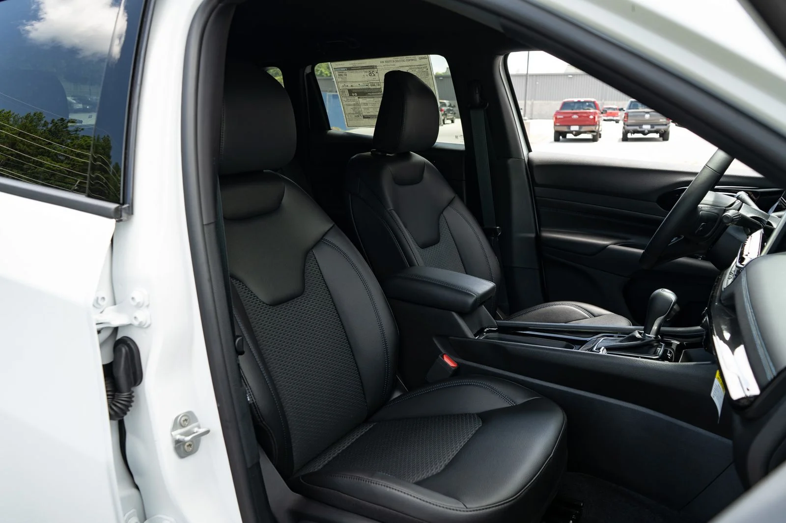 New 2026 Bright White Clearcoat Jeep Latitude image 22