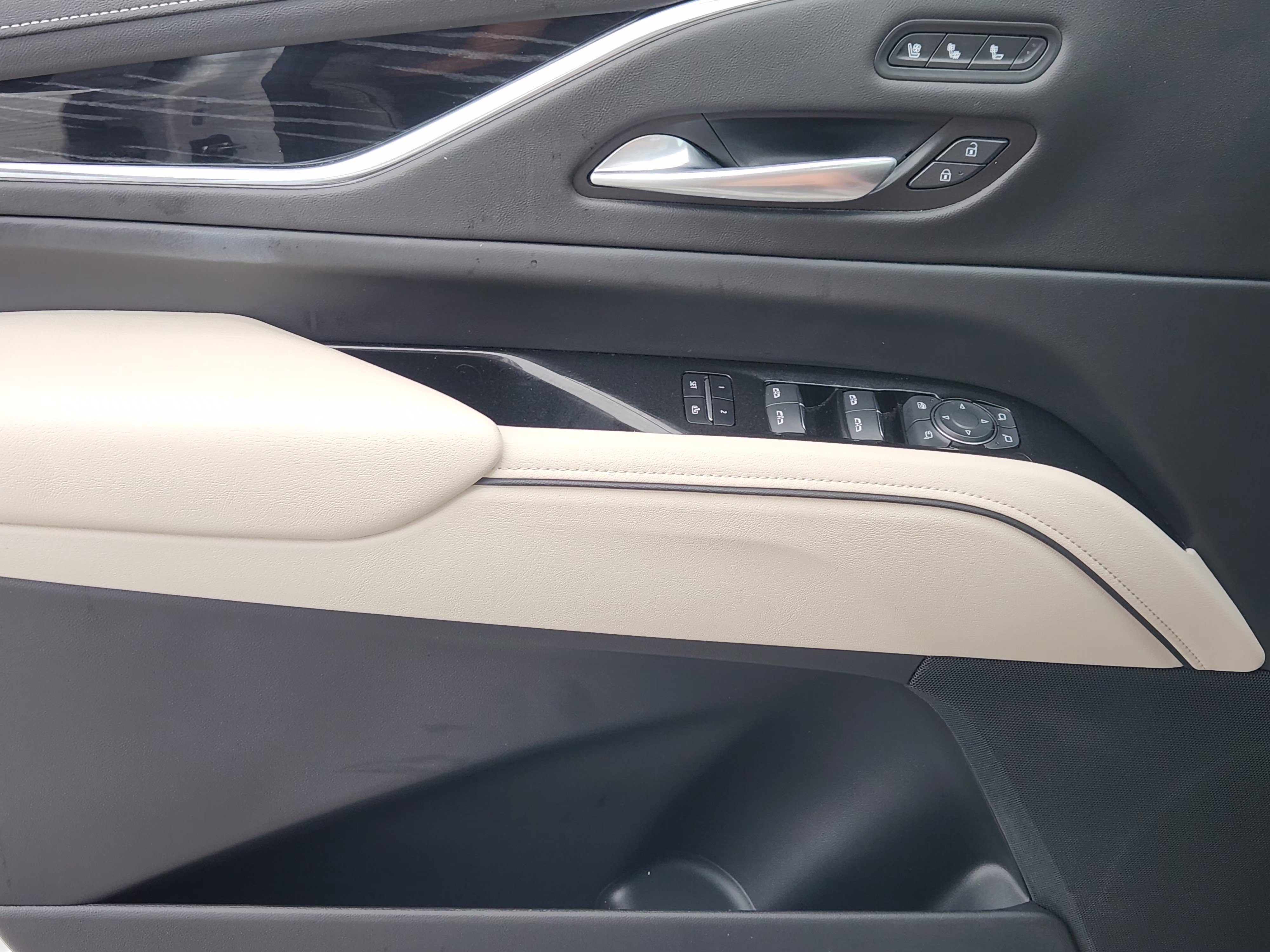Used 2024 Crystal White Tricoat Cadillac Sport image 24