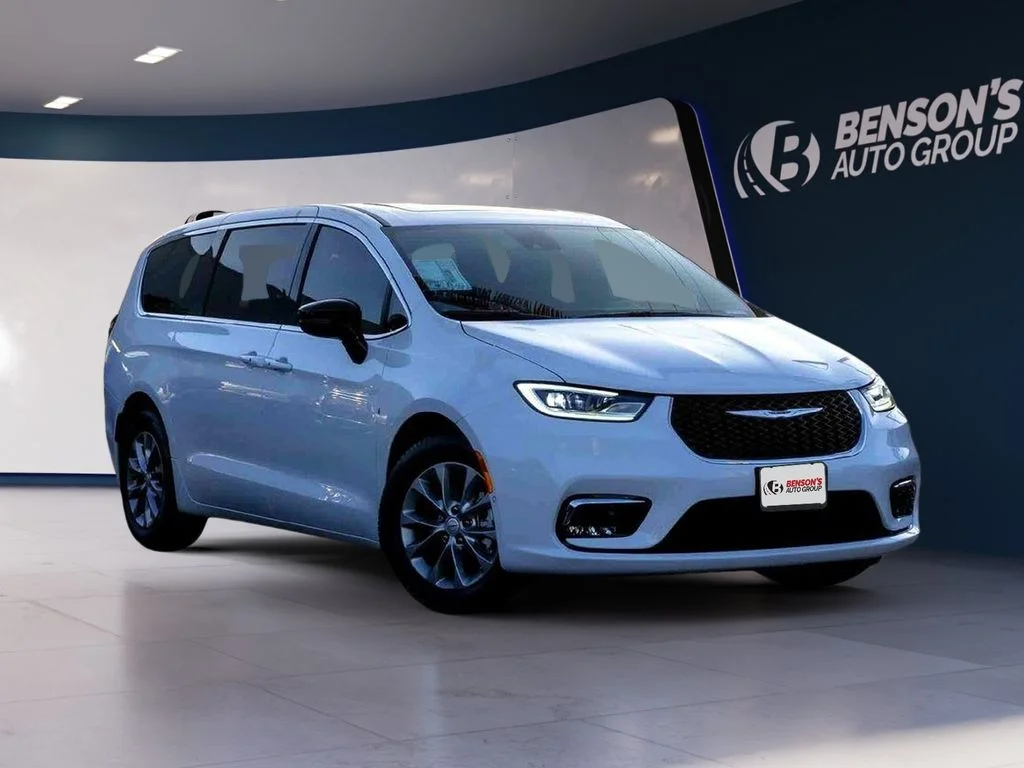 2026 Chrysler Pacifica Limited's photo