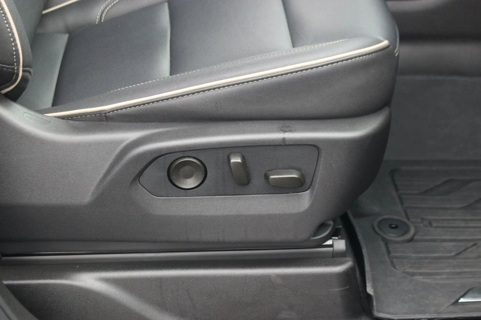 Used 2026 Onyx Black GMC Elevation image 39
