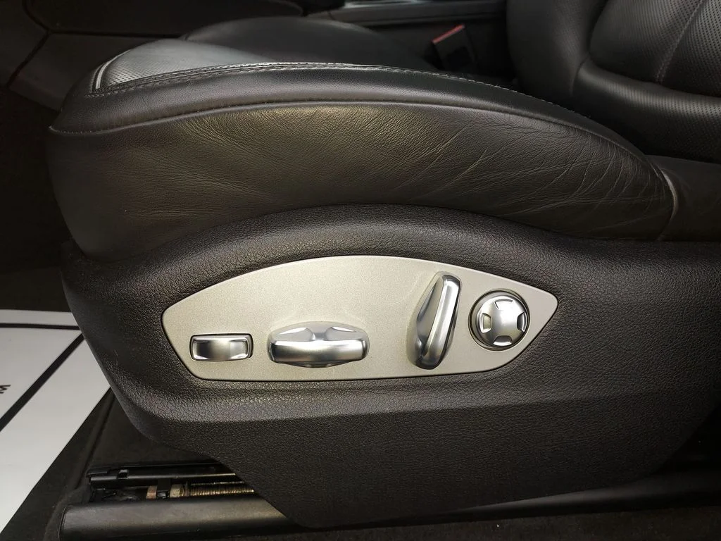 Used 2022 Black Porsche Base image 18