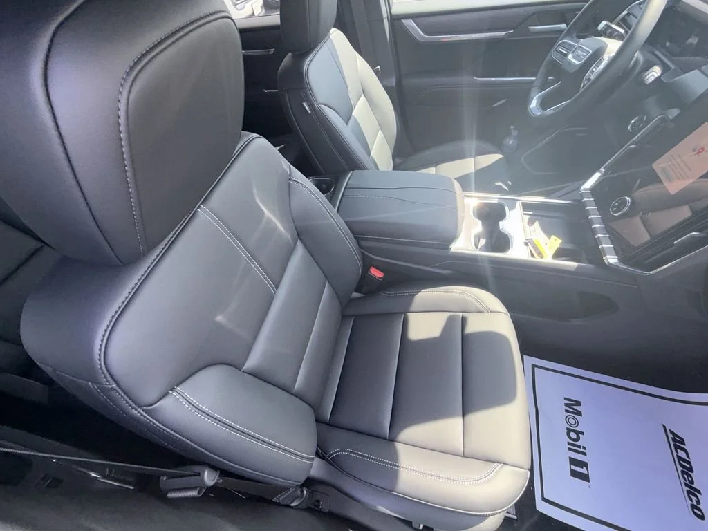 New 2026 Sterling Metallic GMC Elevation image 25