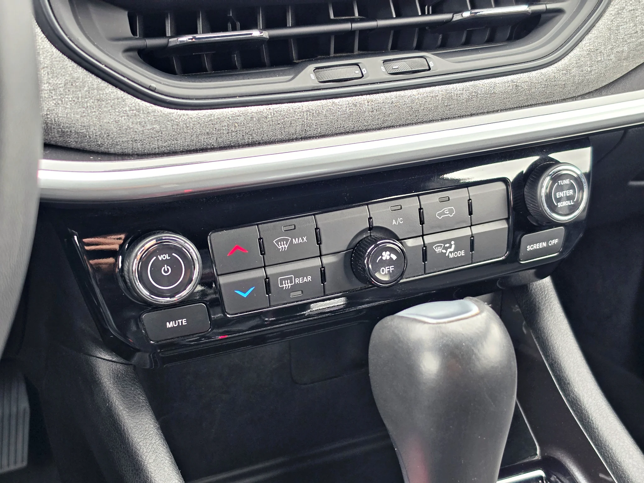 Used 2024 Bright White Clearcoat Jeep Latitude image 17