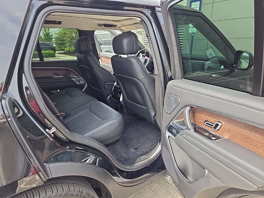 Used 2025 Santorini Black Metallic Land Rover SE image 18