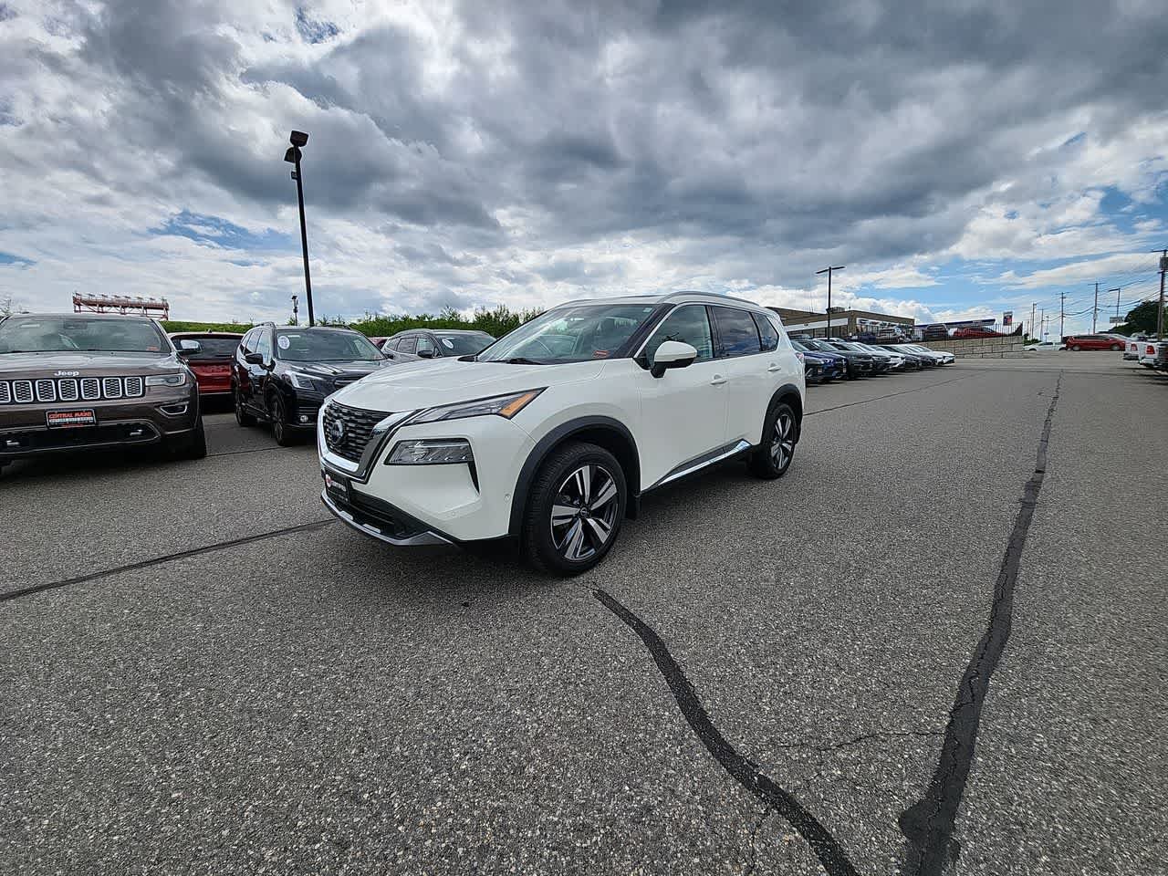 Used 2023 Pearl White Tricoat Nissan SL image 5