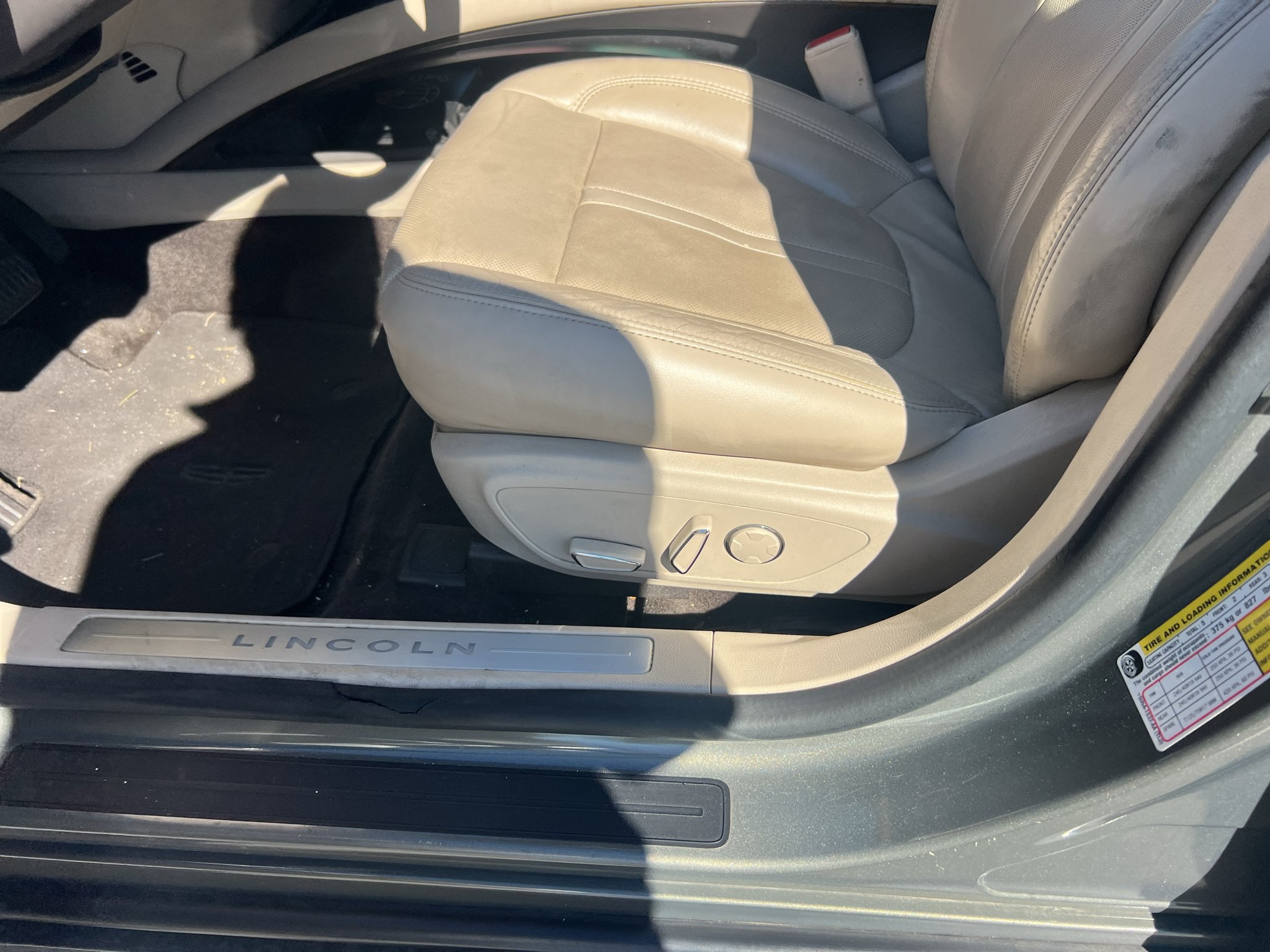 Used 2017 Jade Green Metallic Lincoln Reserve image 7