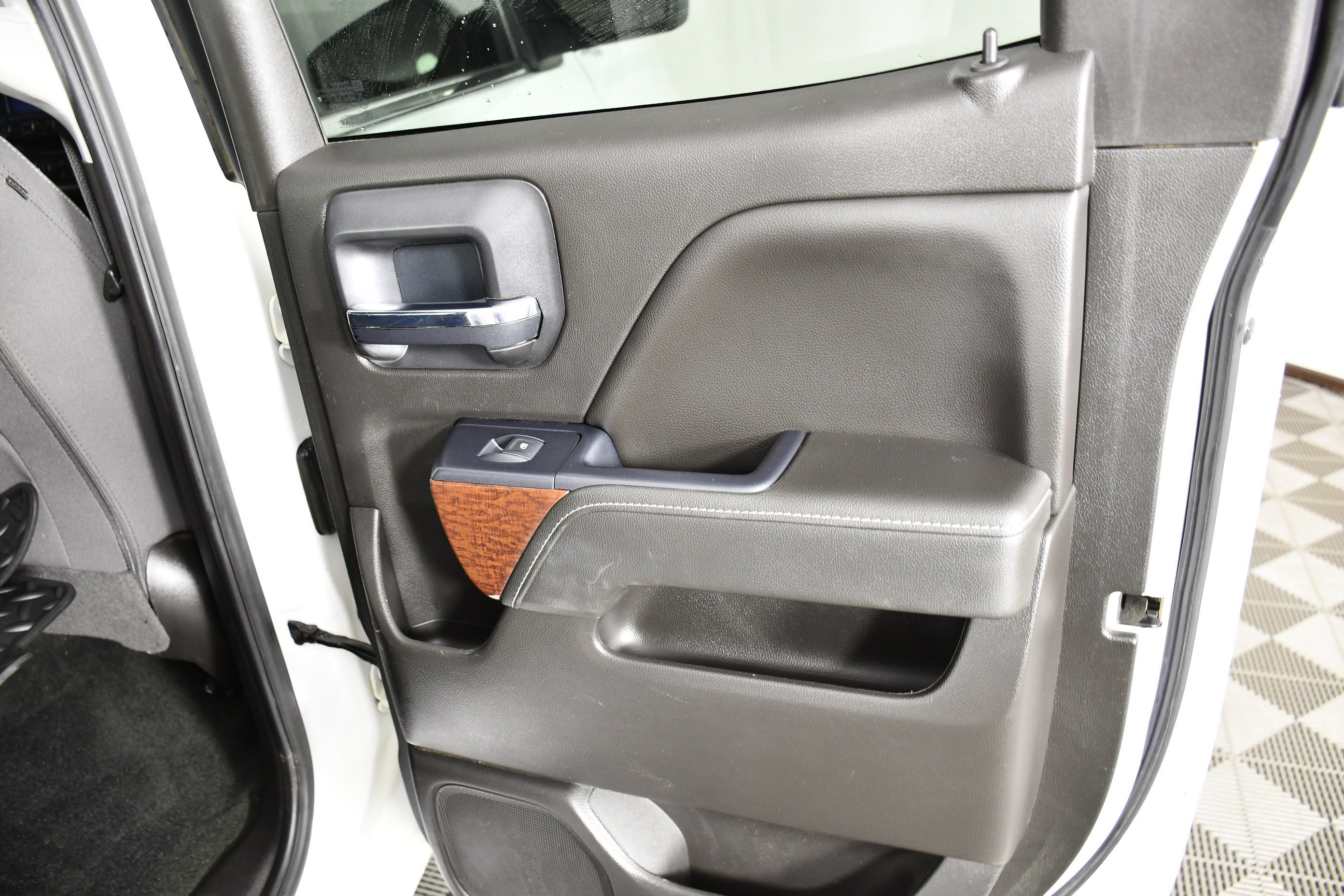 Used 2018 Summit White GMC SLE image 41
