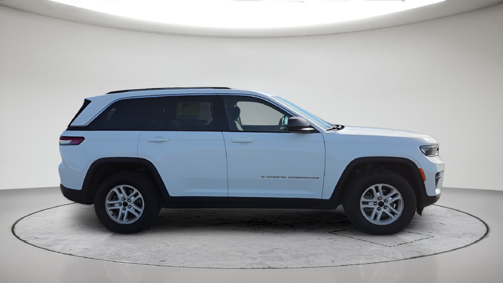 Used 2023 White Jeep Laredo image 5