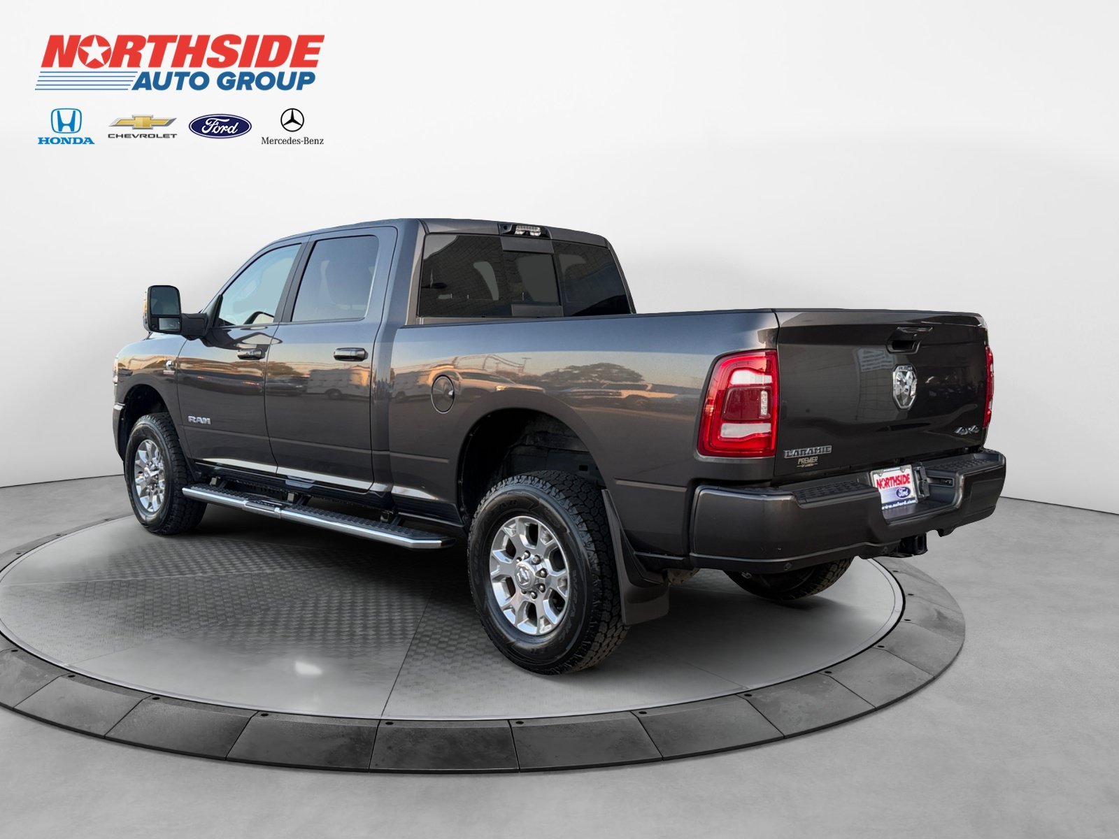 Certified Used 2023 Granite Crystal Clearcoat Metallic Ram Laramie image 5