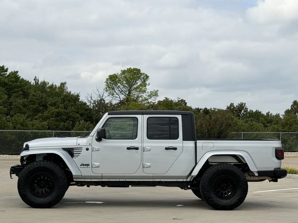 Used 2023 Silver Jeep Sport S image 3