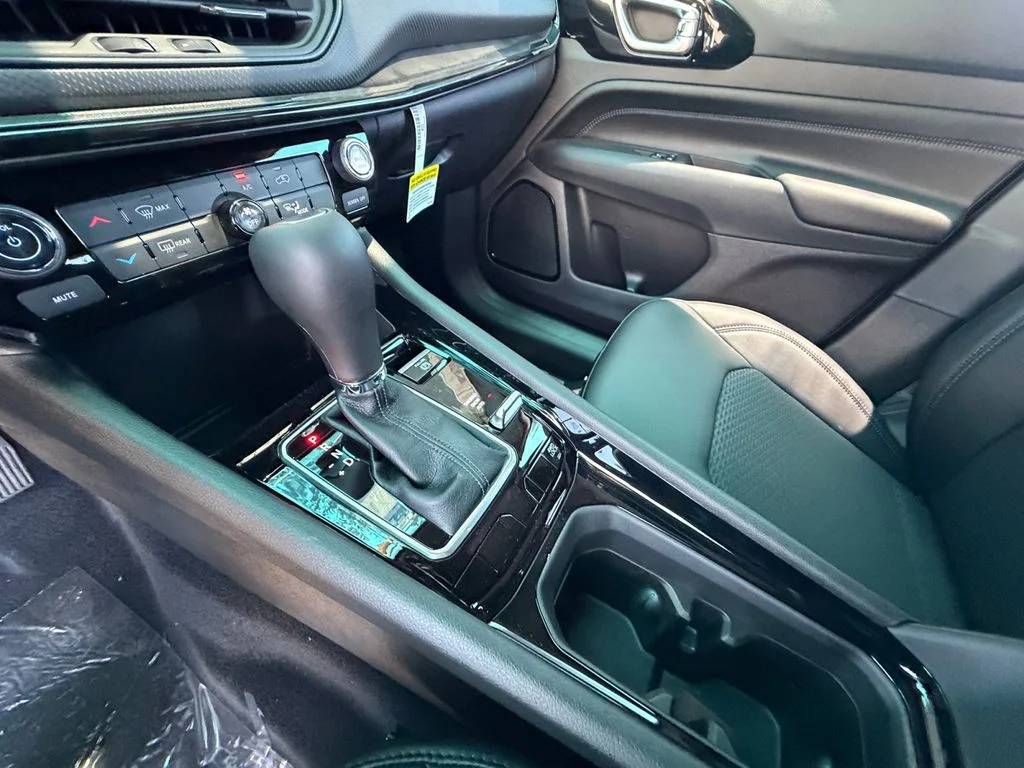 New 2026 Black Jeep Latitude image 22