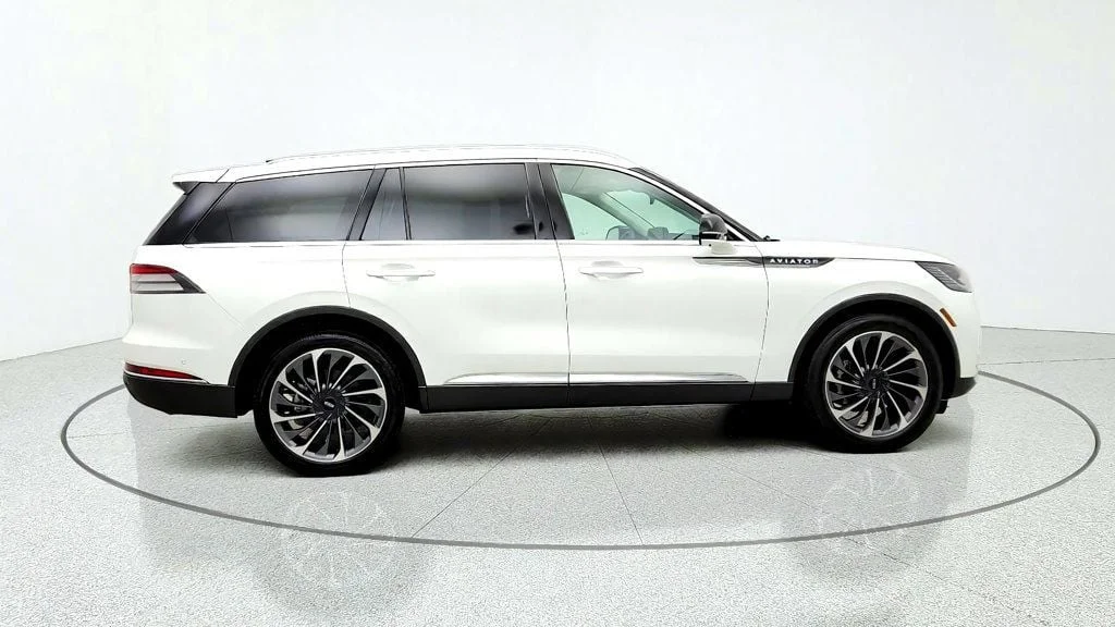 Used 2026 Pristine White Metallic Tri-Coat Lincoln Reserve AWD image 4