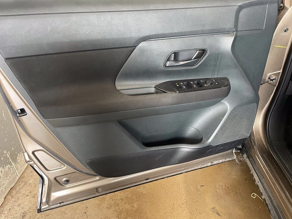 Used 2025 Brown Nissan S image 9