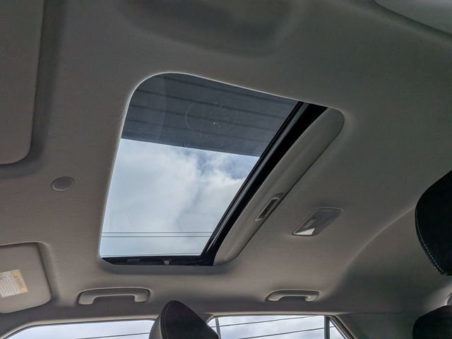Used 2025 White Hyundai SEL image 18
