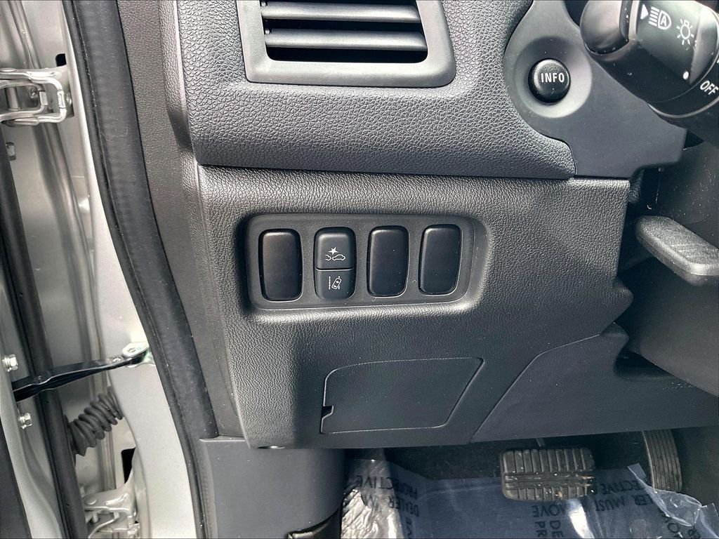 Used 2024 Alloy Silver Metallic Mitsubishi  image 25