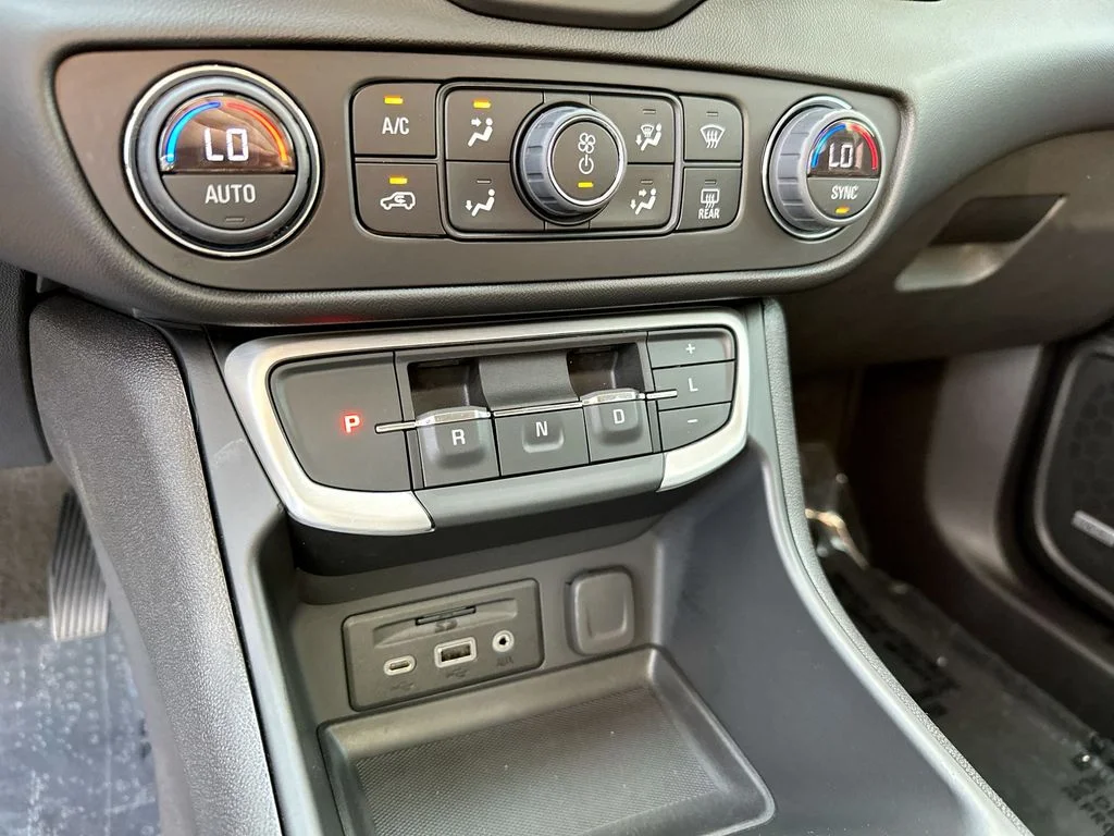 Used 2024  GMC SLT image 7