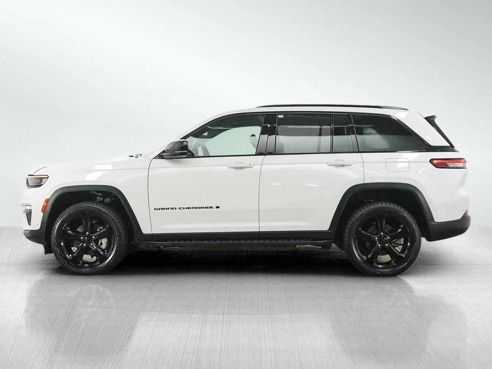 Used 2024 Jeep Grand Cherokee Limited with VIN 1C4RJHBG4RC155918 for sale in Burnsville, Minnesota