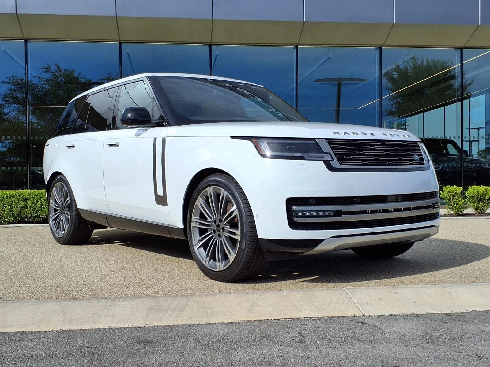 New 2026 Fuji White Land Rover SE image 3