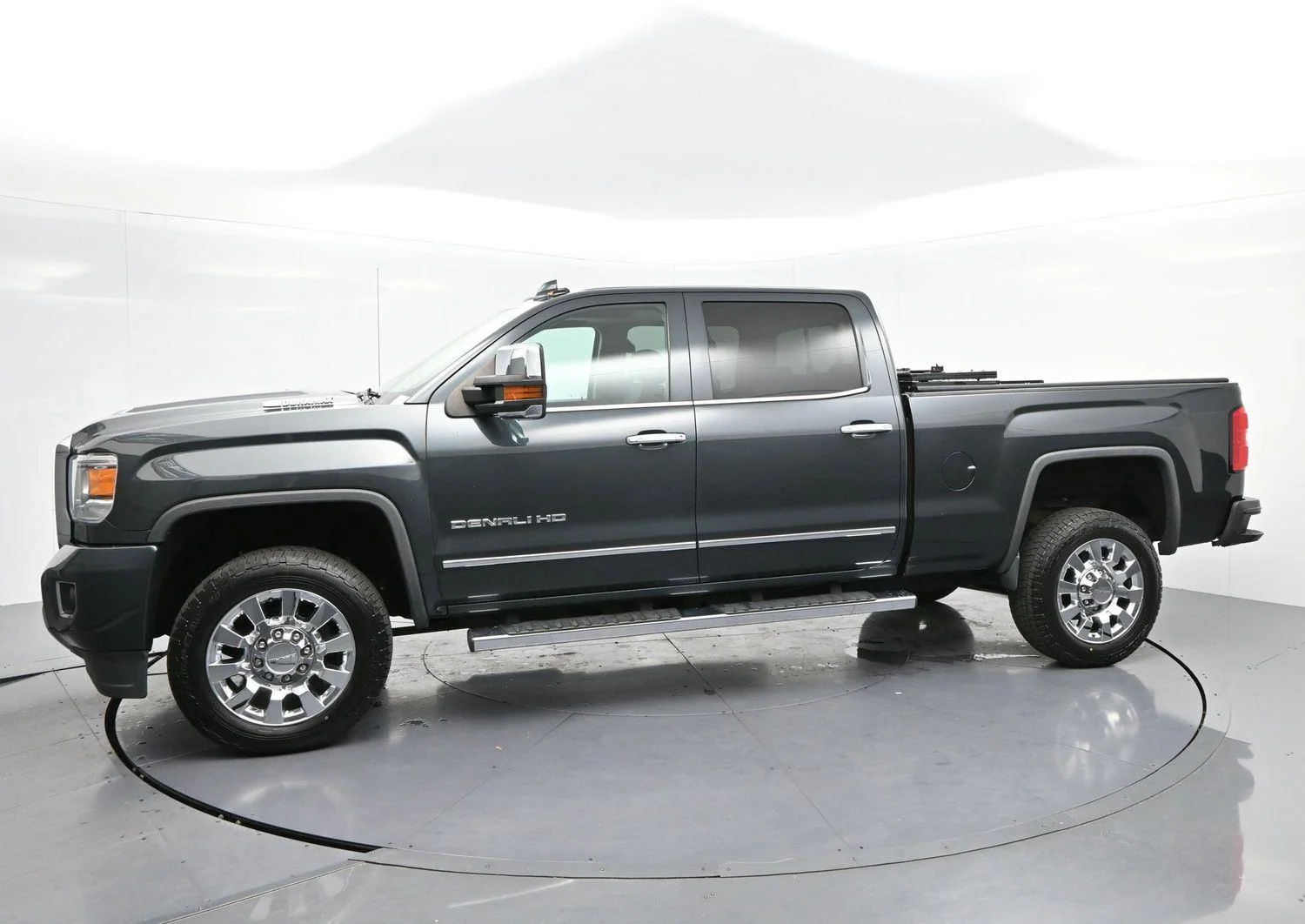 Used 2017 DARK SLATE METALLIC GMC Denali image 4