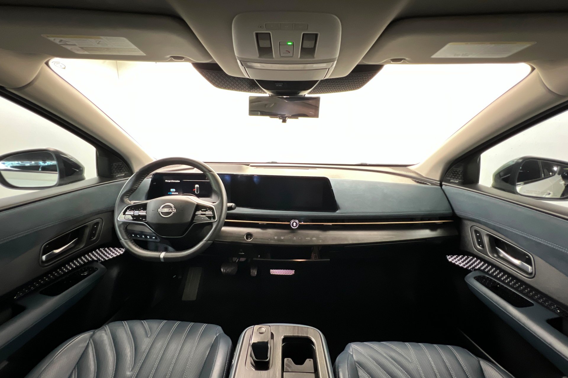 Used 2023 Everest White Pearl Tricoat/Black Diamond Pearl Nissan PLATINUM+ image 10